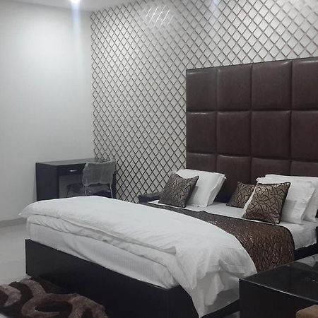 Hotel Mandakini Lush كانبور المظهر الخارجي الصورة