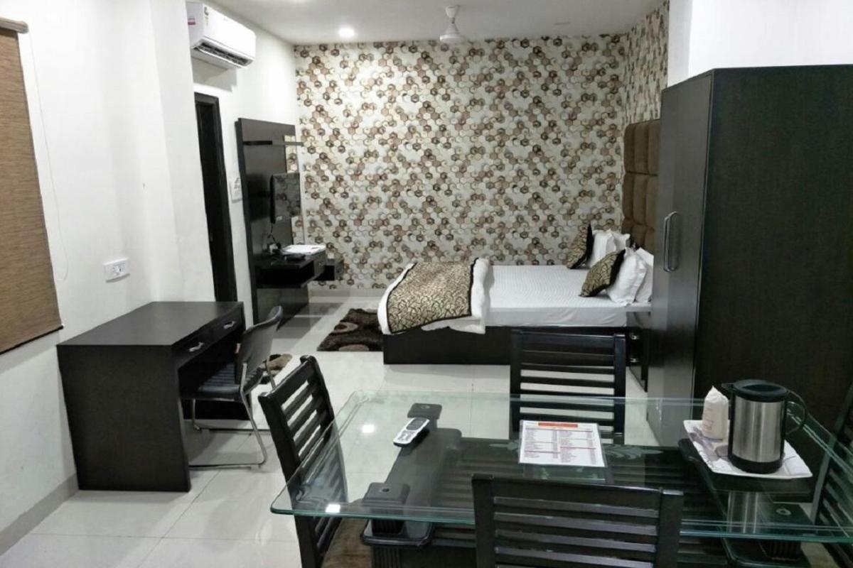 Hotel Mandakini Lush كانبور المظهر الخارجي الصورة