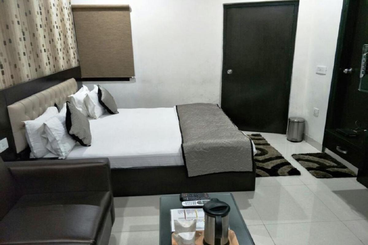Hotel Mandakini Lush كانبور المظهر الخارجي الصورة