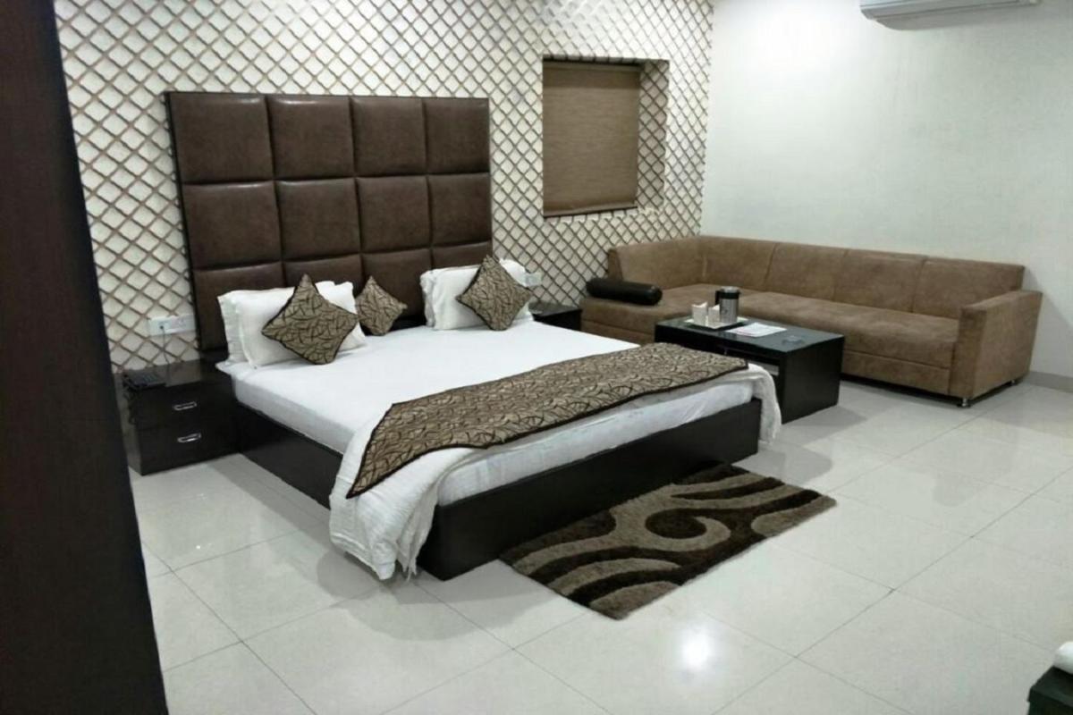 Hotel Mandakini Lush كانبور المظهر الخارجي الصورة
