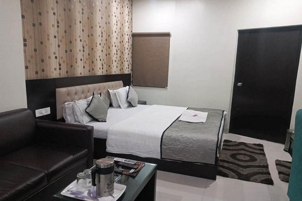 Hotel Mandakini Lush كانبور المظهر الخارجي الصورة