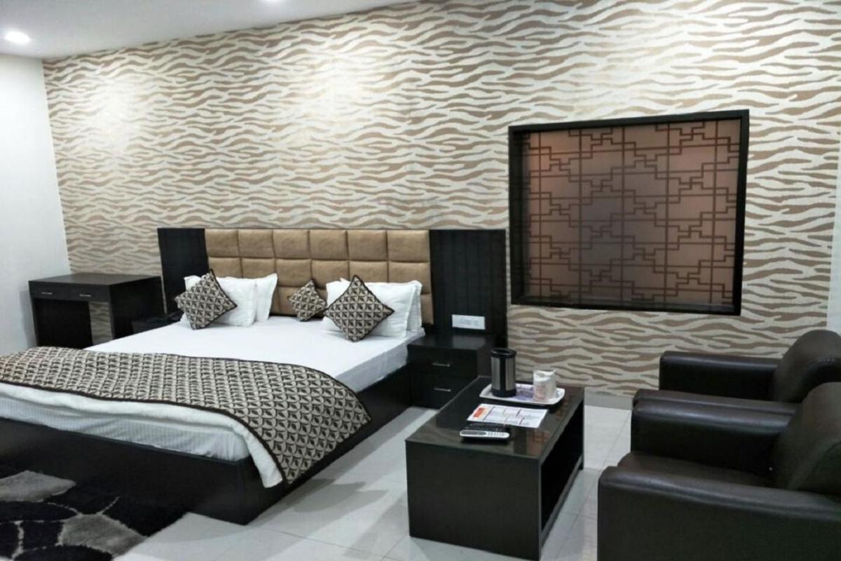 Hotel Mandakini Lush كانبور المظهر الخارجي الصورة