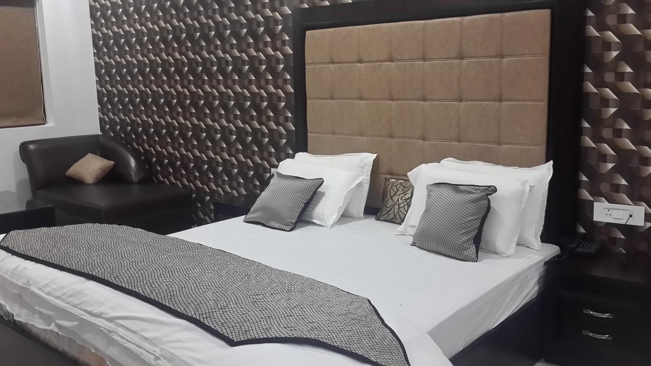 Hotel Mandakini Lush كانبور المظهر الخارجي الصورة