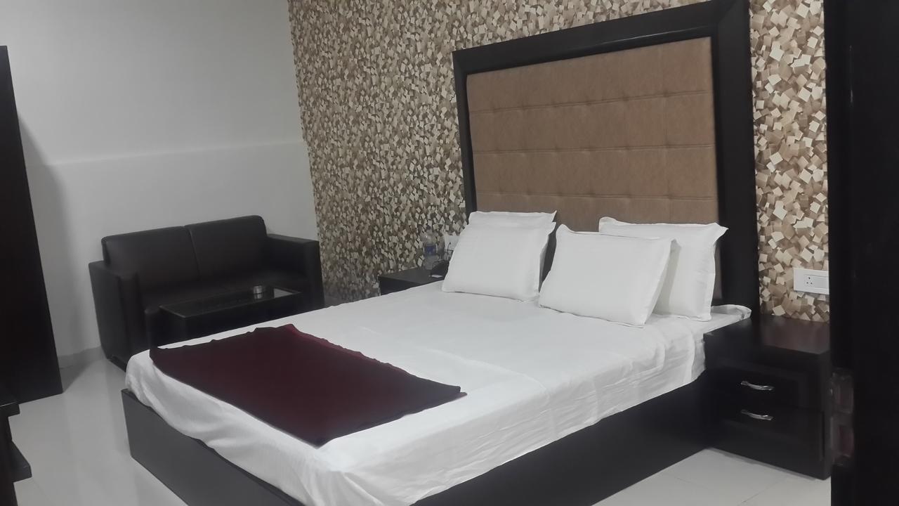 Hotel Mandakini Lush كانبور المظهر الخارجي الصورة