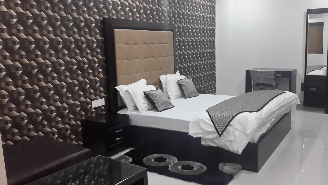 Hotel Mandakini Lush كانبور المظهر الخارجي الصورة