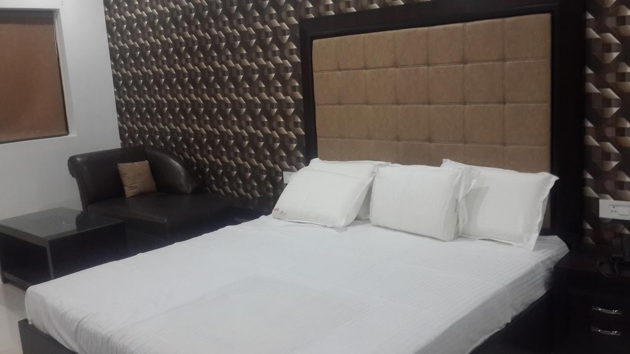 Hotel Mandakini Lush كانبور المظهر الخارجي الصورة