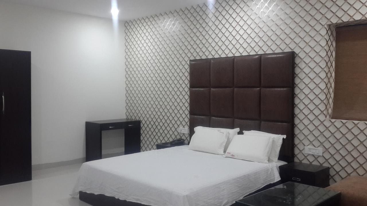 Hotel Mandakini Lush كانبور المظهر الخارجي الصورة