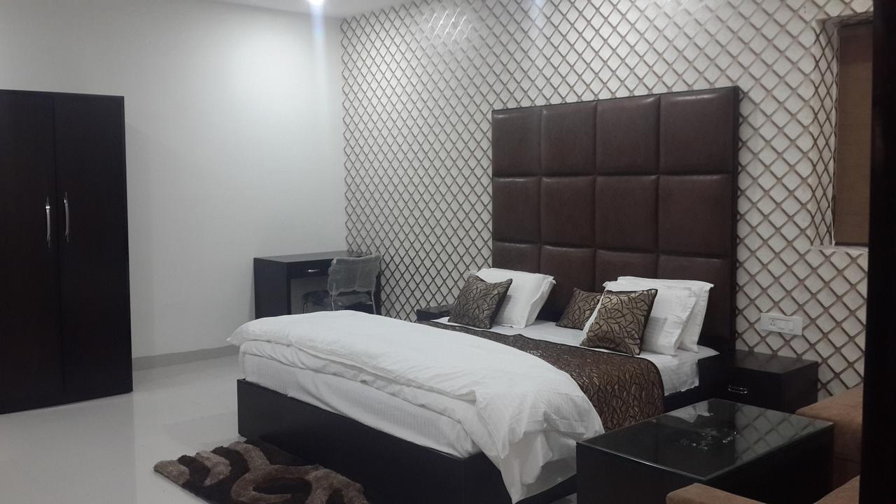 Hotel Mandakini Lush كانبور المظهر الخارجي الصورة