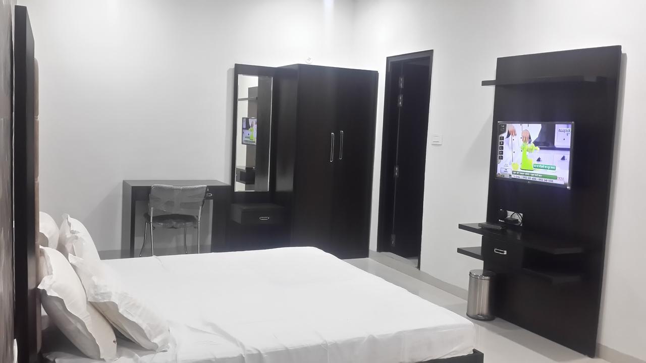 Hotel Mandakini Lush كانبور المظهر الخارجي الصورة
