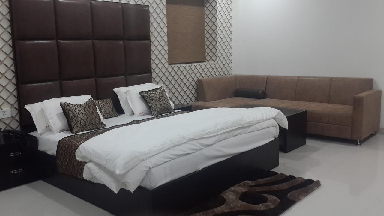 Hotel Mandakini Lush كانبور المظهر الخارجي الصورة