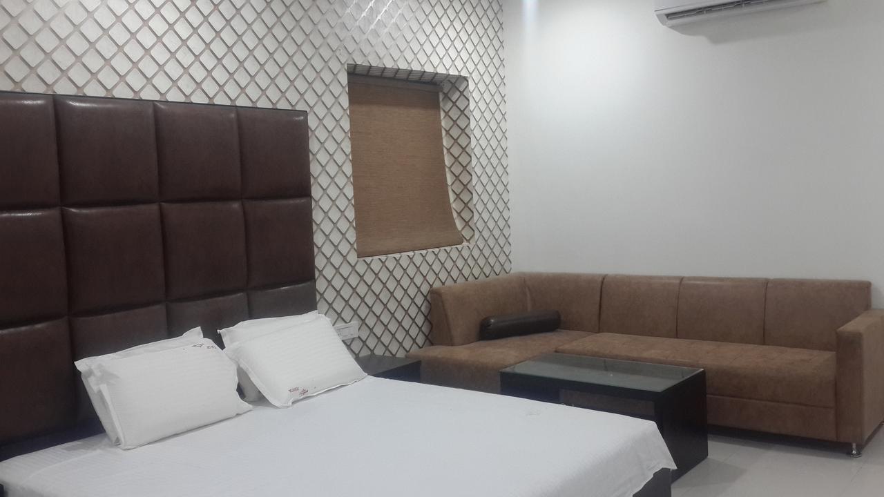 Hotel Mandakini Lush كانبور المظهر الخارجي الصورة
